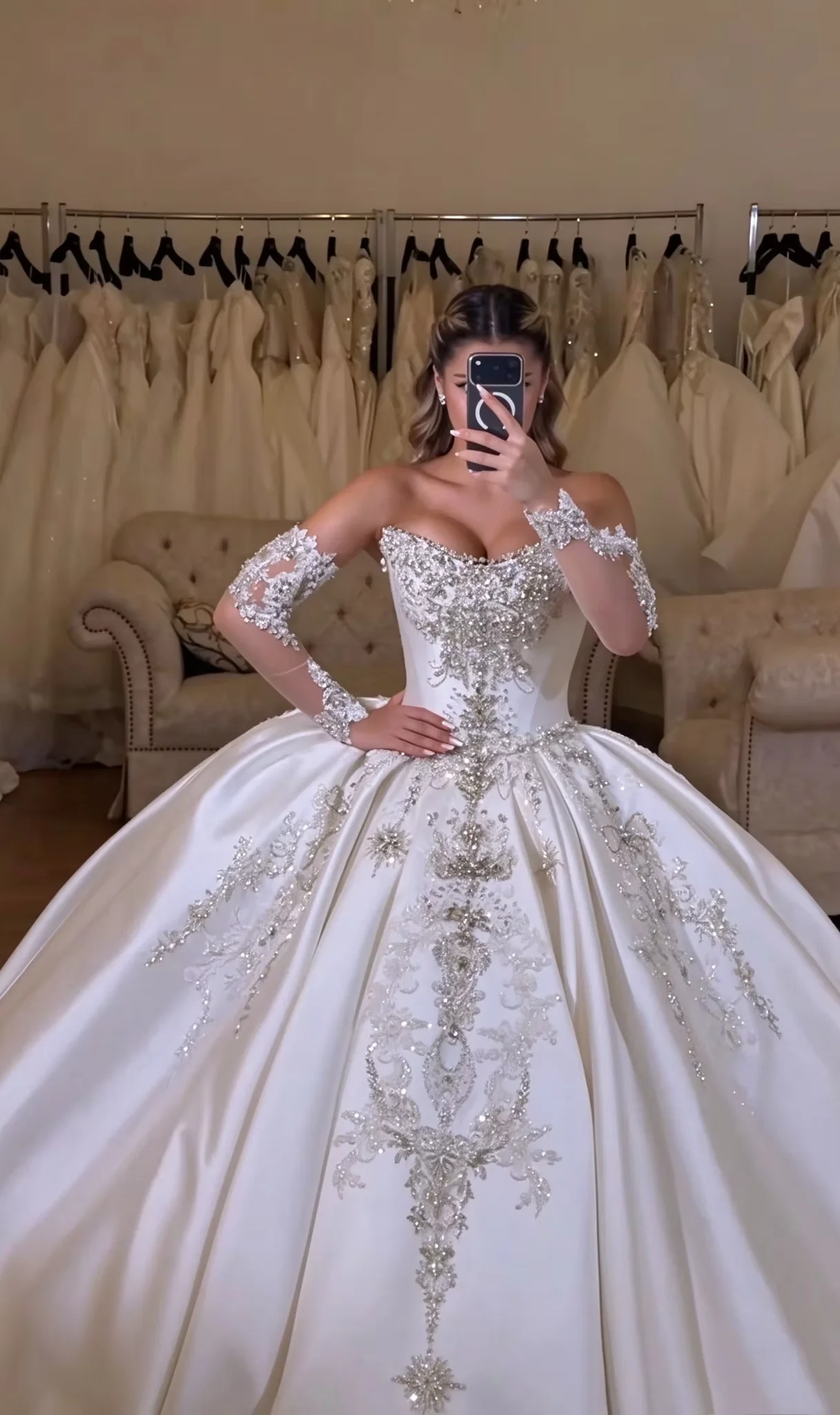Luxury Beaded Satin Wedding Dress Princess Ball Gown Long Sleeves Lace Appliques Bridal Gown Elegant vestidos de novia