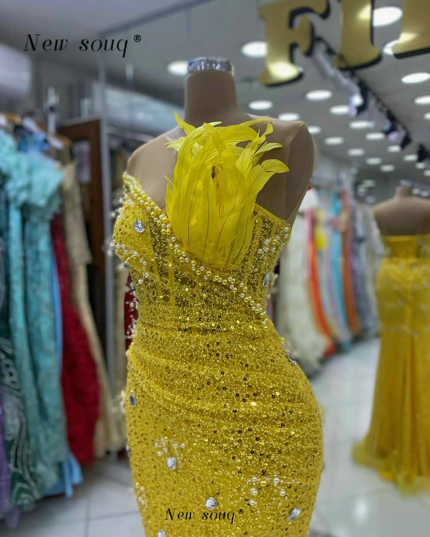 فساتين سهرة حورية البحر طويلة من الريش الأصفر مع شق 2024 لؤلؤ مطرز بدون أكمام مشد قطعة العاج للحفلات الراقصة رداء حفلات