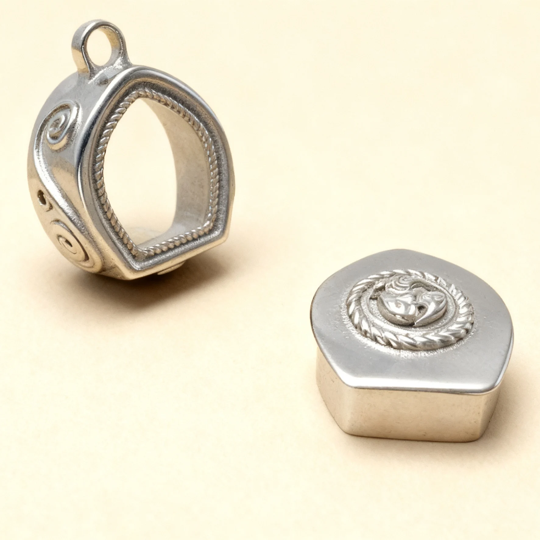 Pure Titanium Ti Gua Hu Box Pendant Necklaces Openable Antique-Finish Accessories Series Plain Retro Mini Buddha Shrine Pendant