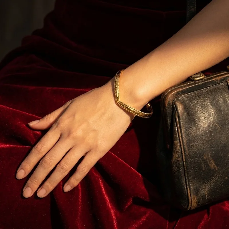 Carlidana.European and American style twisted edge cut surface V Open-ended bangle with a niche design, stylish and versatile
