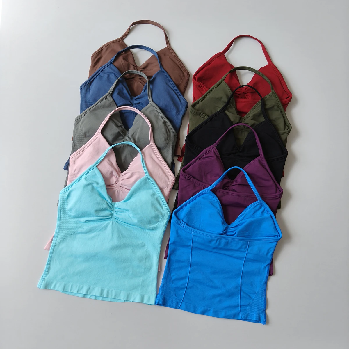 سترة يوجا رياضية للنساء من Longline Strappy مع حمالة صدر مدمجة للياقة البدنية في صالة الألعاب الرياضية وظهر جميل للجري والتمرين قميص قصير