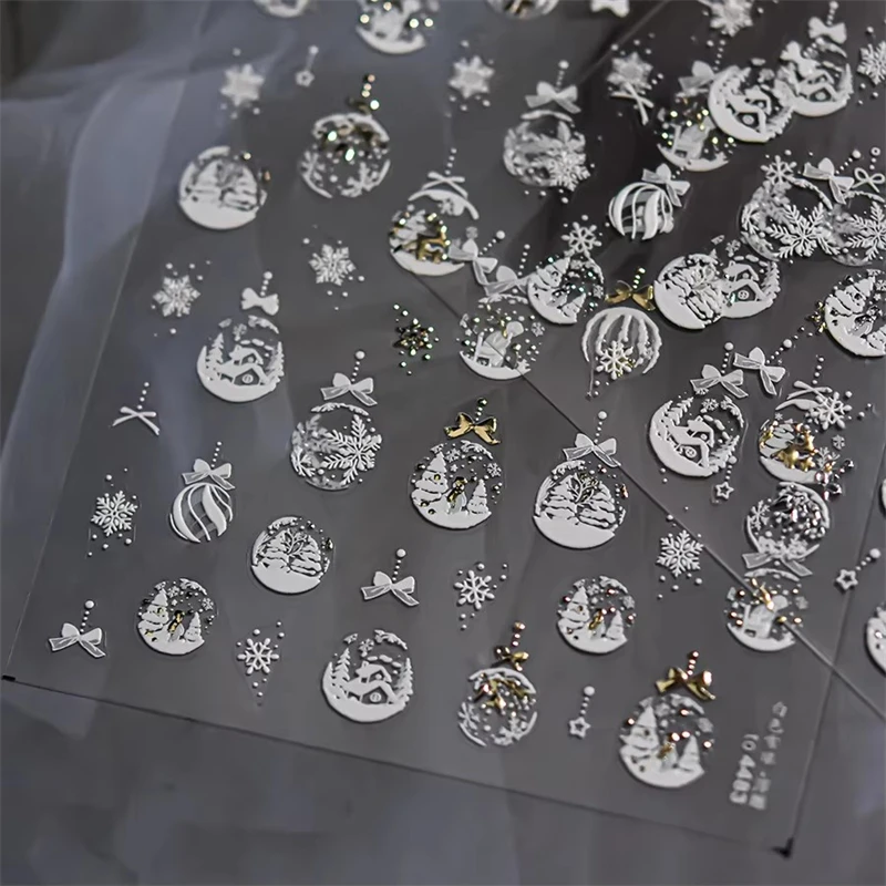 1pcs 브론 징 크리스마스 네일 스티커 귀여운 골드 화이트 눈덩이 접착제 네일 아트 스티커 레이저 손톱 장식 부품 데칼 DIY