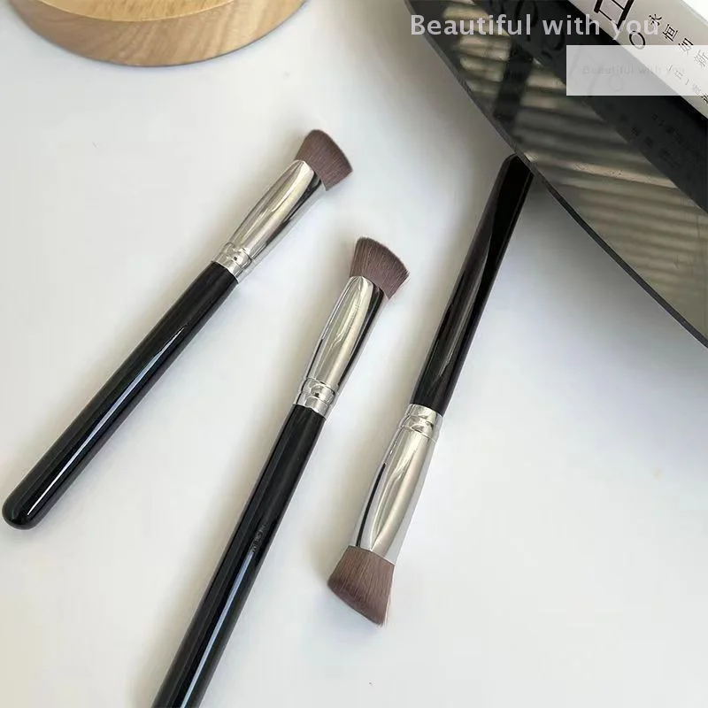 斜めハイライターブラシ フェイスコンター ファンデーション コンシーラーブラシ 三角形 合成毛 ファンデーション ハイライターブラシ