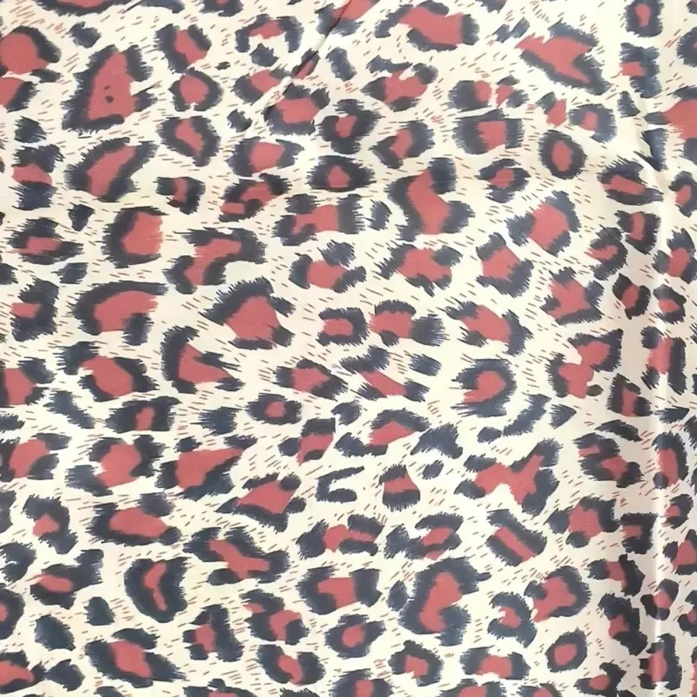 Leopard Print Hair Cutting Cape Anti-Static Easy Clean Hairdressing Cape Adjustable Neck Closure Barber Cape for Stylists