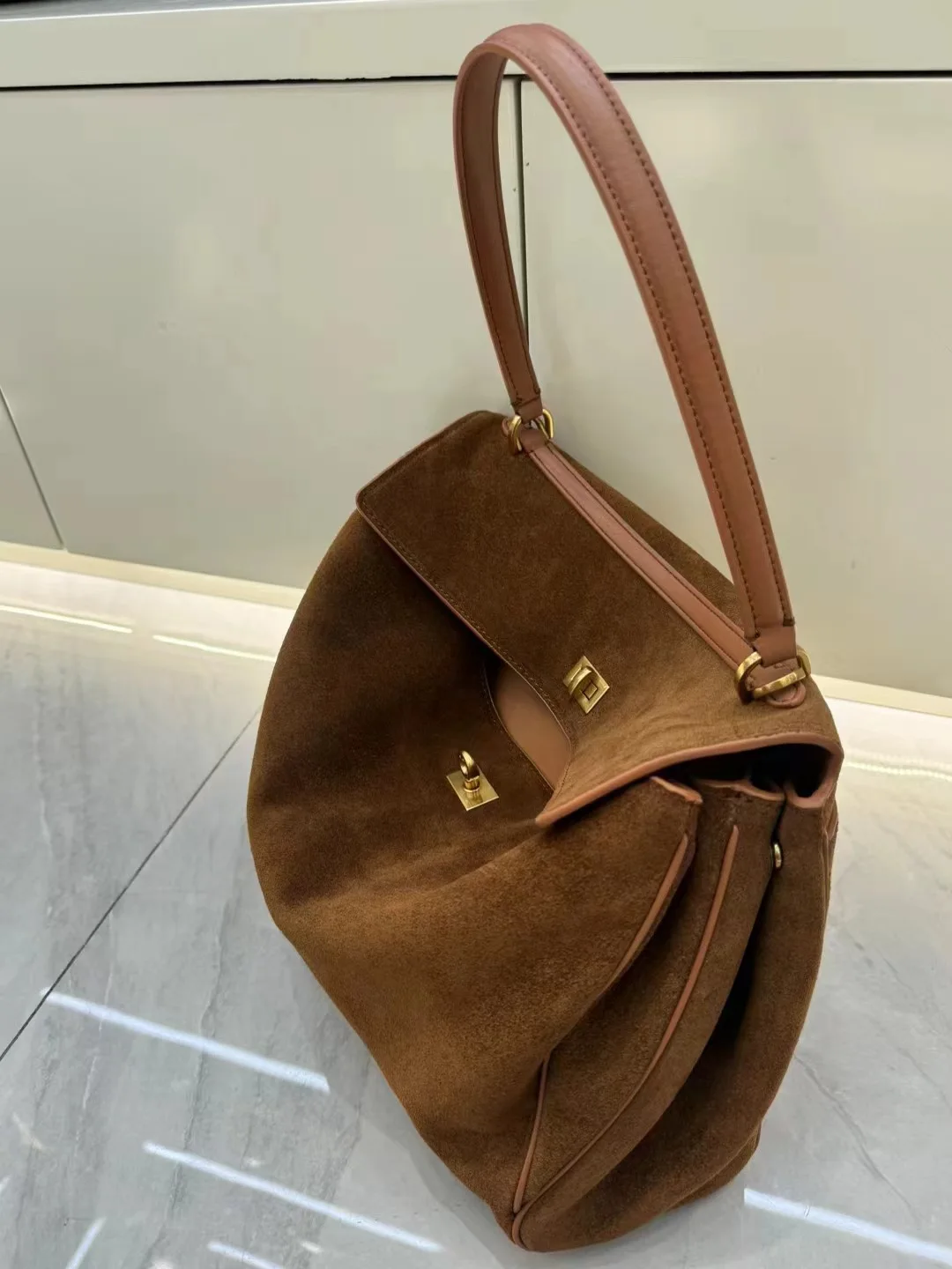 2024 Borse da donna di design di lusso Borse in vera pelle Borsa a tracolla in pelle scamosciata con fibbia in nastro Vendita calda in pelle naturale nera