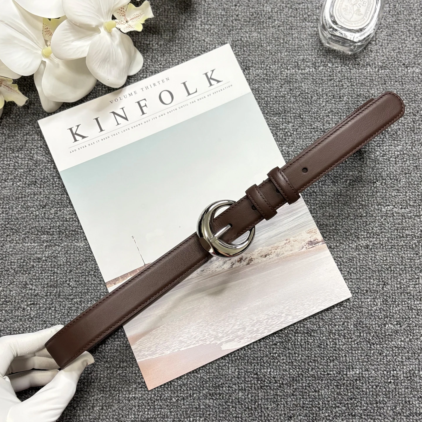 Playful three-dimensional round buckle cowhide belt, genuine leather silver buckle women's thin belt, casual deep brown decorati