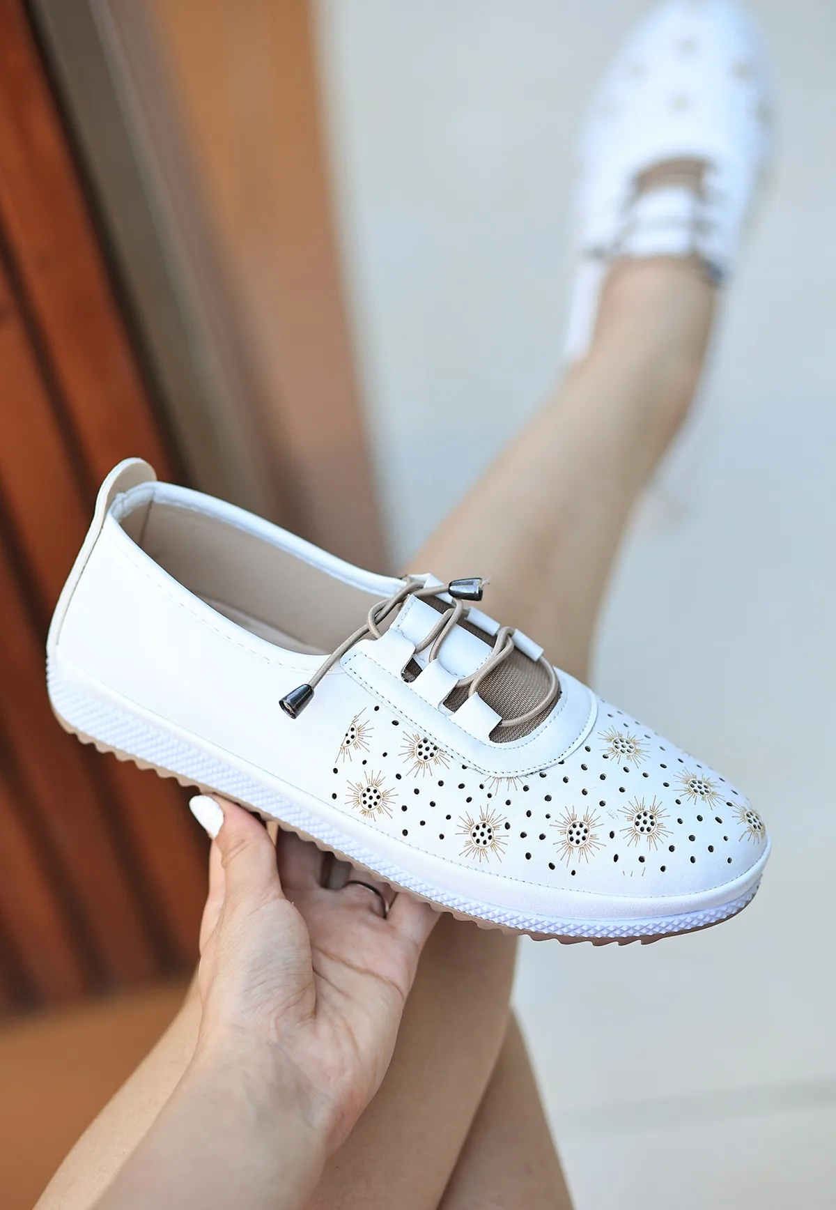 

Zoile White Skin Flat Shoes