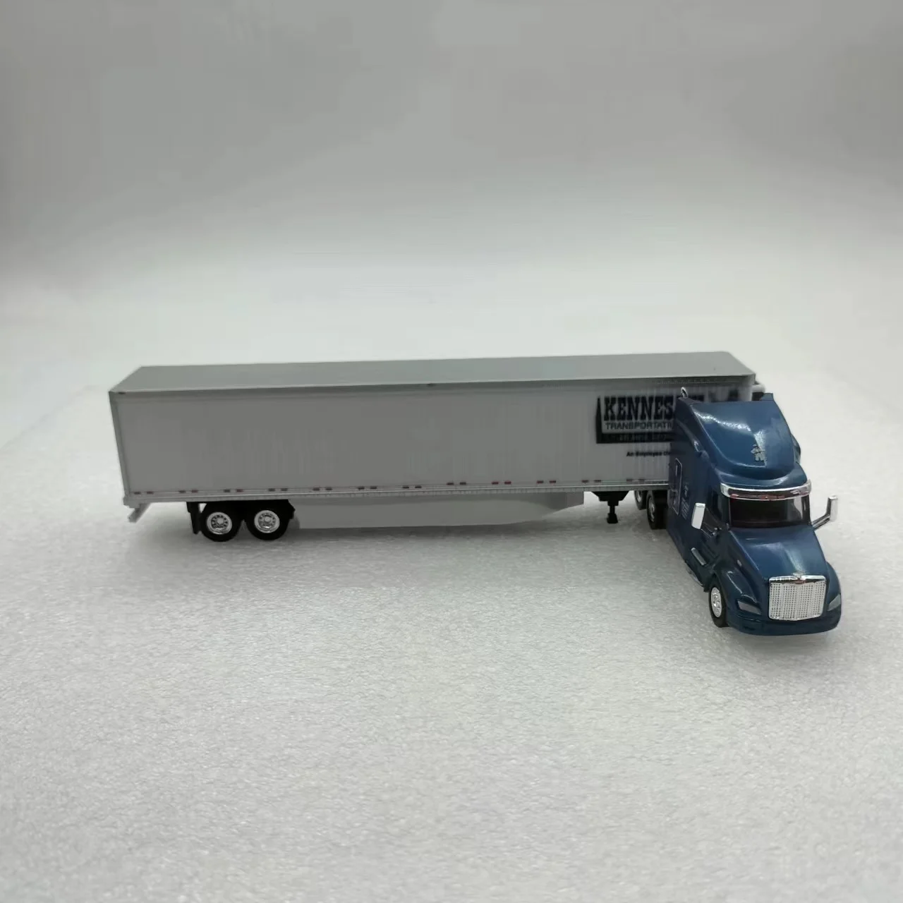 Slightly Defective 1:87 Scale Peterbilt 579 SC With 53VAN Trailer Model Fan Collection Home Decoration Ornaments