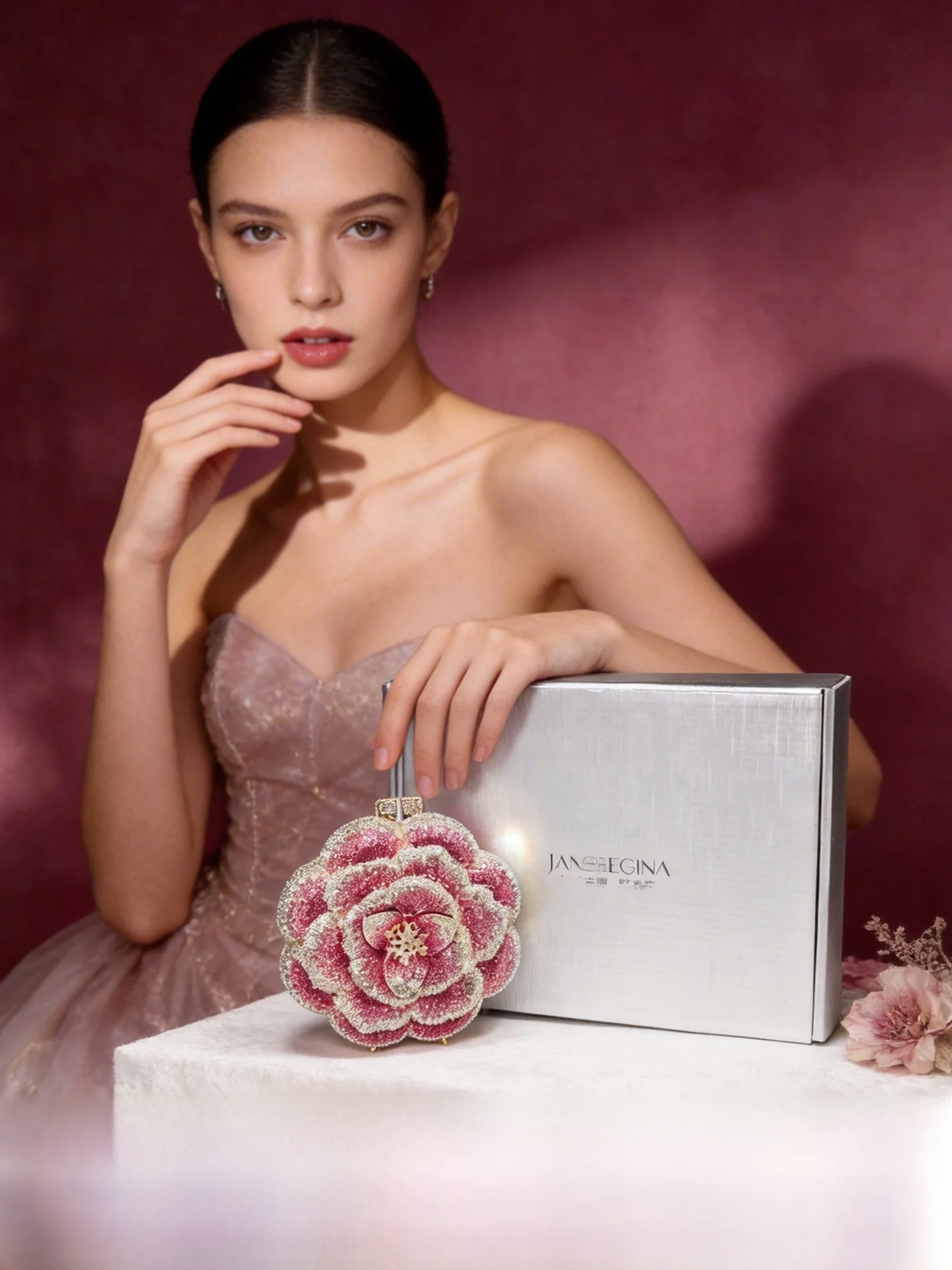 Elegant  Flower Clutch Bag with  Diamond Decoration for Evening Dresses High-End Women's Handbag Fashionable Magn...