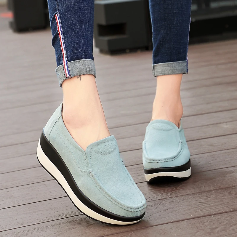New women\'s leather flat casual sports shoes are light, comfortable and fashionable for walking. Large-sized loafers