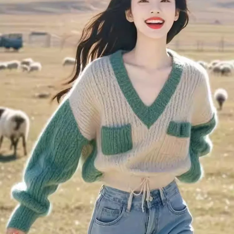 

Spliced V-neck Pullover Sweater for Women's Fashionable Autumn and Winter Loose Contrast Soft Glutinous Knitted Top