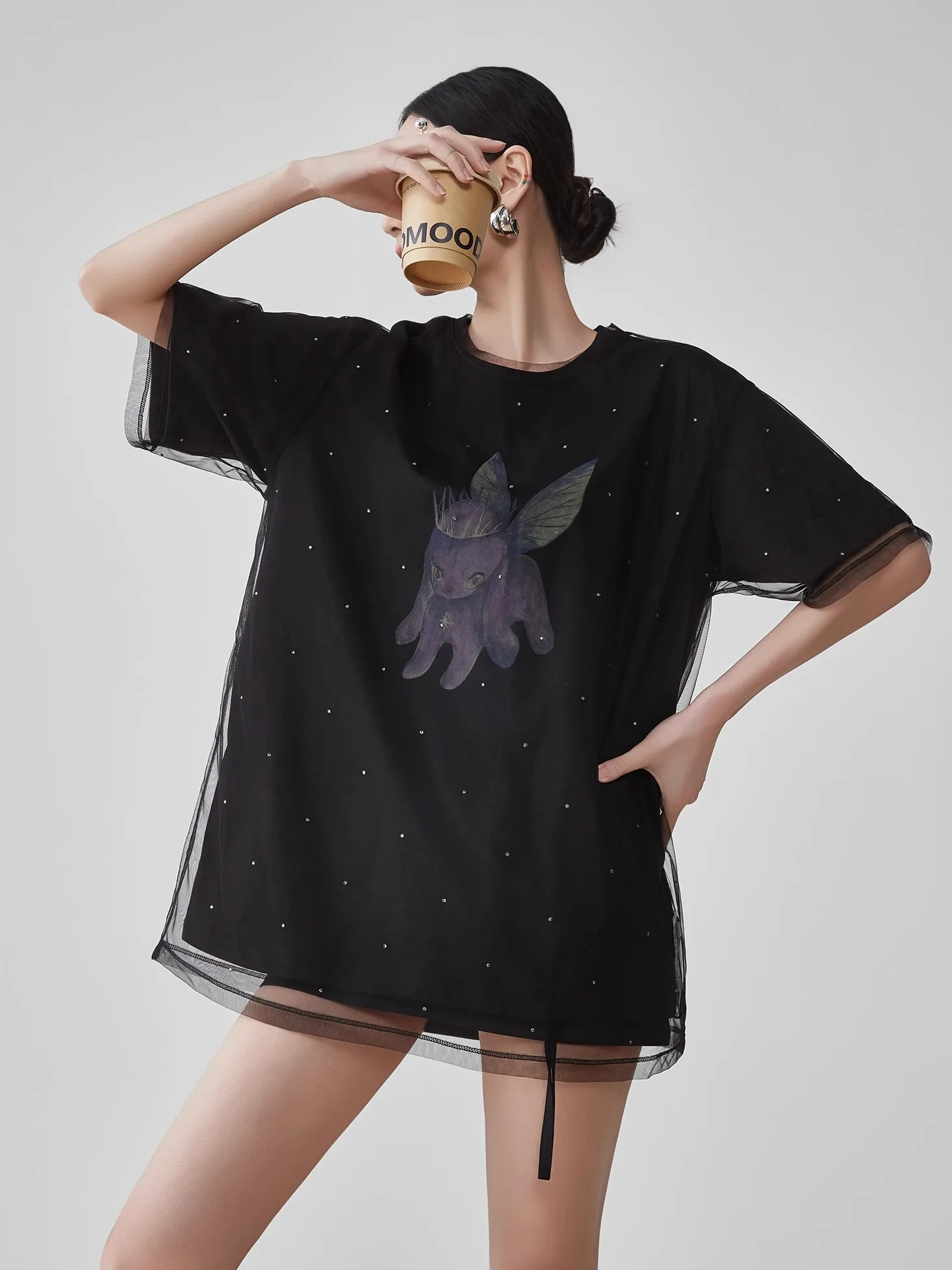 

Женская свободная футболка средней длины с круглым вырезом, двойным слоем, стразами и принтом, прикрывающая бедра