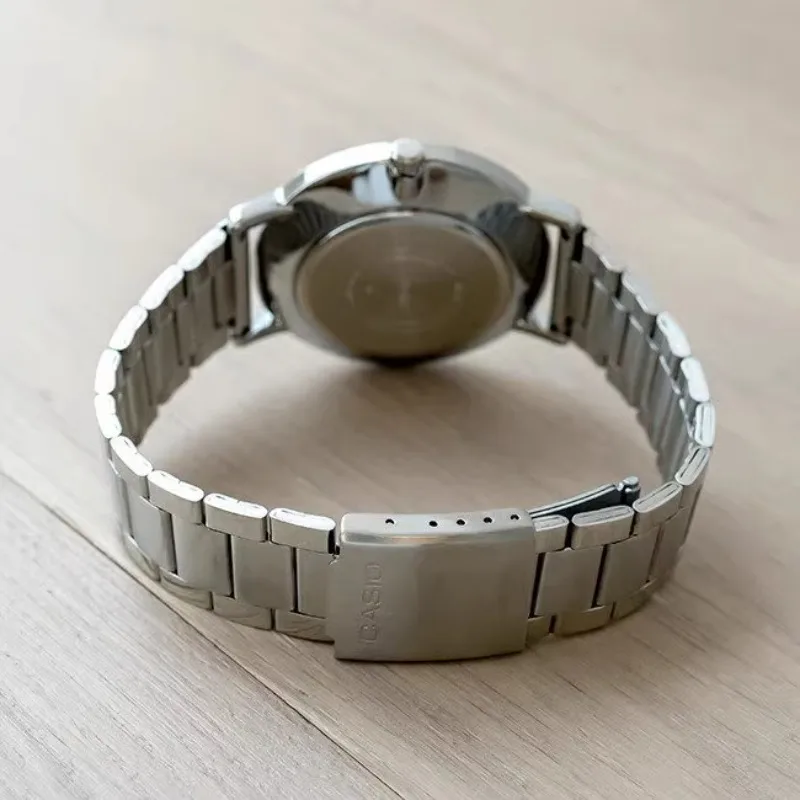 ساعات كاسيو مان كوارتز على شكل قلب داكن ساعات عمل للرجال