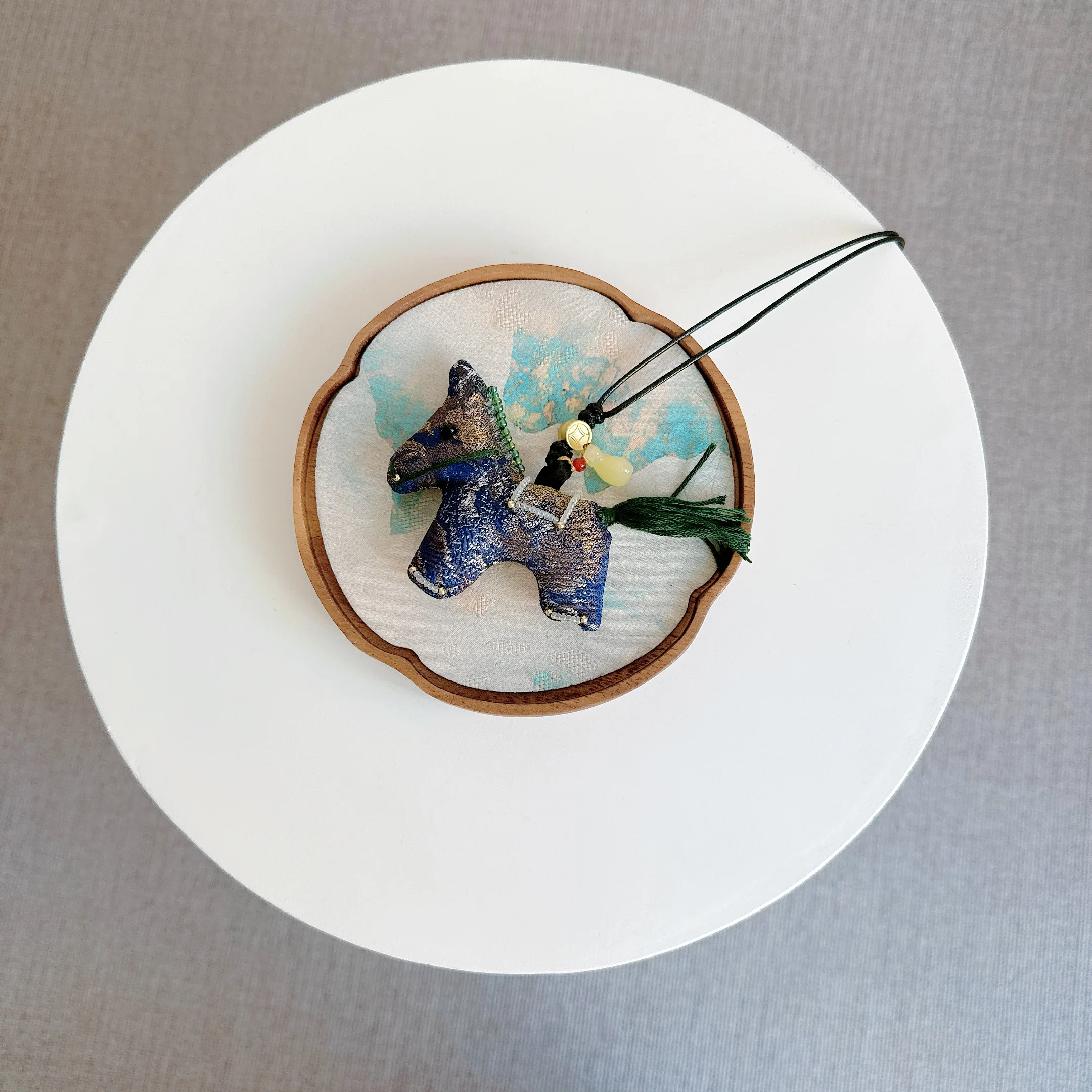 المهر قلادة الحرفية والإبداع الصينية التطريز النسيج أغنية الديباج قلادة رائعة زخارف الحصان على الملابس