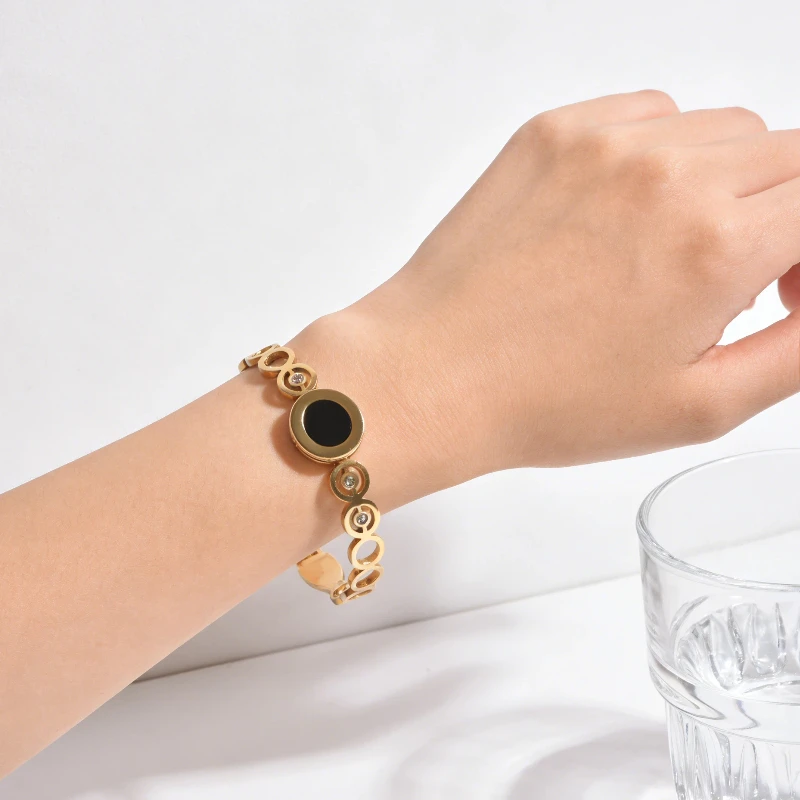 18K vergoldeter, schwarz emaillierter Armreif aus Edelstahl, wasserdicht, hypoallergen, minimalistisches geometrisches Schmuckstück. – Detail 2
