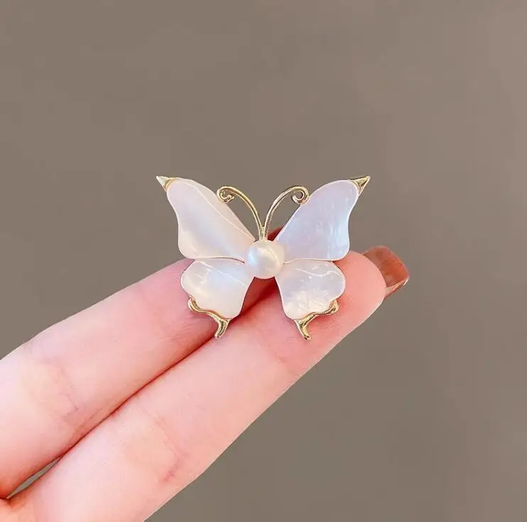 

Retro white butterfly accessory brooch, insect, light luxury, exquisite temperament, simple neckline, pin, necktie, gift