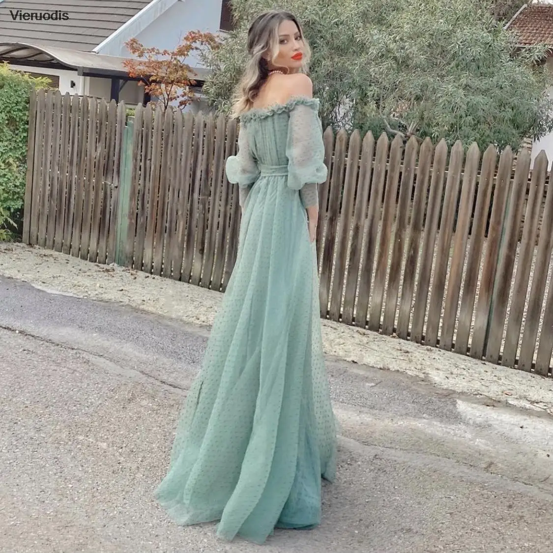 فستان سهرة منقط باللون الفيروزي على شكل حرف a ورقبة قارب عاري الكتفين وكشكشة من التل بدون ظهر بطول الأرض ذيل محكمة فستان حفلات