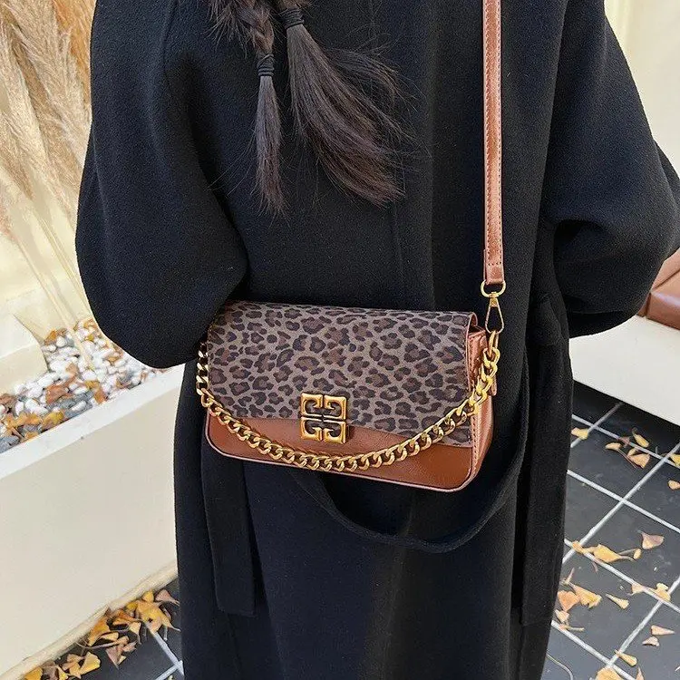 

Minimalist Versatile Bag, Spacious Design with Clean Lines, Adjustable Strap, Effortless Solo or Crossbody Wear, New 2026