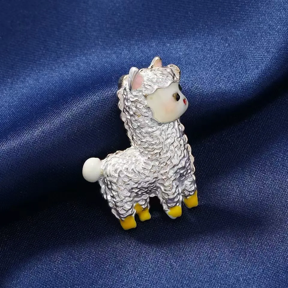 New Fashion Cute Enamel White Sheep Brooches For Men Women Trendy Glaze Aniaml Alpaca Pins Jewelry Party Office Accessory Gift