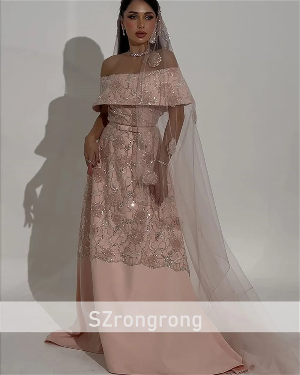 Vestido de fiesta de noche elegante con cuello barco, satén, lentejuelas florales, corte en A, sin espalda, vestido árabe de graduación con tren de barrido personalizado