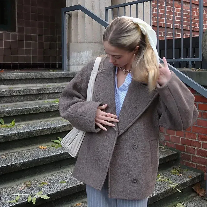 Wełniana marynarka damska w stylu vintage inspirowana koreańskim stylem. Krótki, dopasowany płaszcz dwurzędowy, elegancki i ciepły na jesień/zimę.