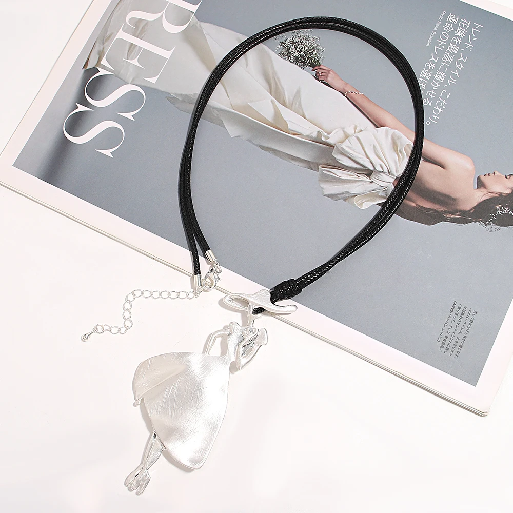 

Amorcome Charm Elegant Woman Pendant Necklace Fashion Long Black Leather Necklaces Collars Sweater Chain Party Jewelry Gift