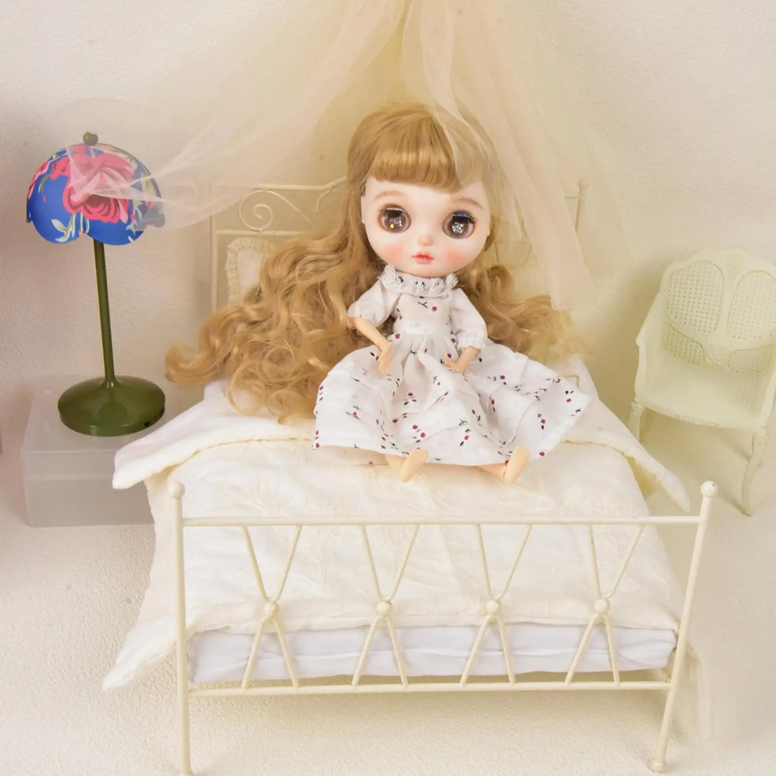 1:6 Scale Dollhouse Bed Photo Props Mini Retro Bed for Landscape Decorations Gift Life Scene Layout Micro Landscape Decor