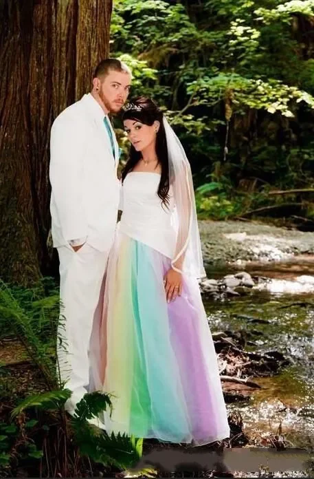 เรนโบว์สีสันสดใสโกธิคชุดแต่งงานกลางแจ้งที่ไม่มีสายหนังสีแดงสีม่วงสีฟ้าที่แปลกใหม่ความยาวชั้นชายหาดชุดเจ้าสาว