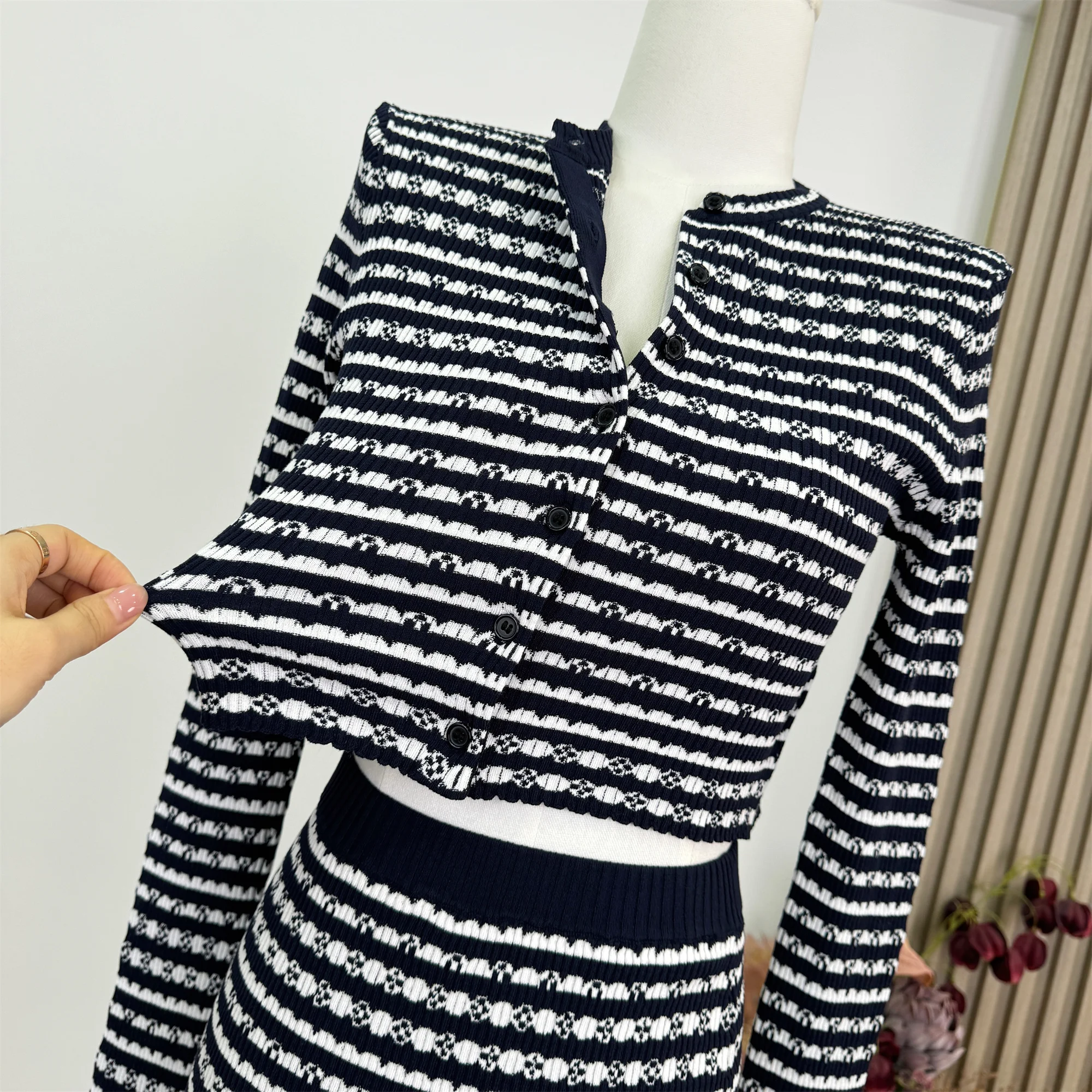 

2025 Chic Streetwear Knitted Summer Outfit Woman Spring Autumn Fashion Casual Slim Sets Conjuntos Femininos Elegantes Femme