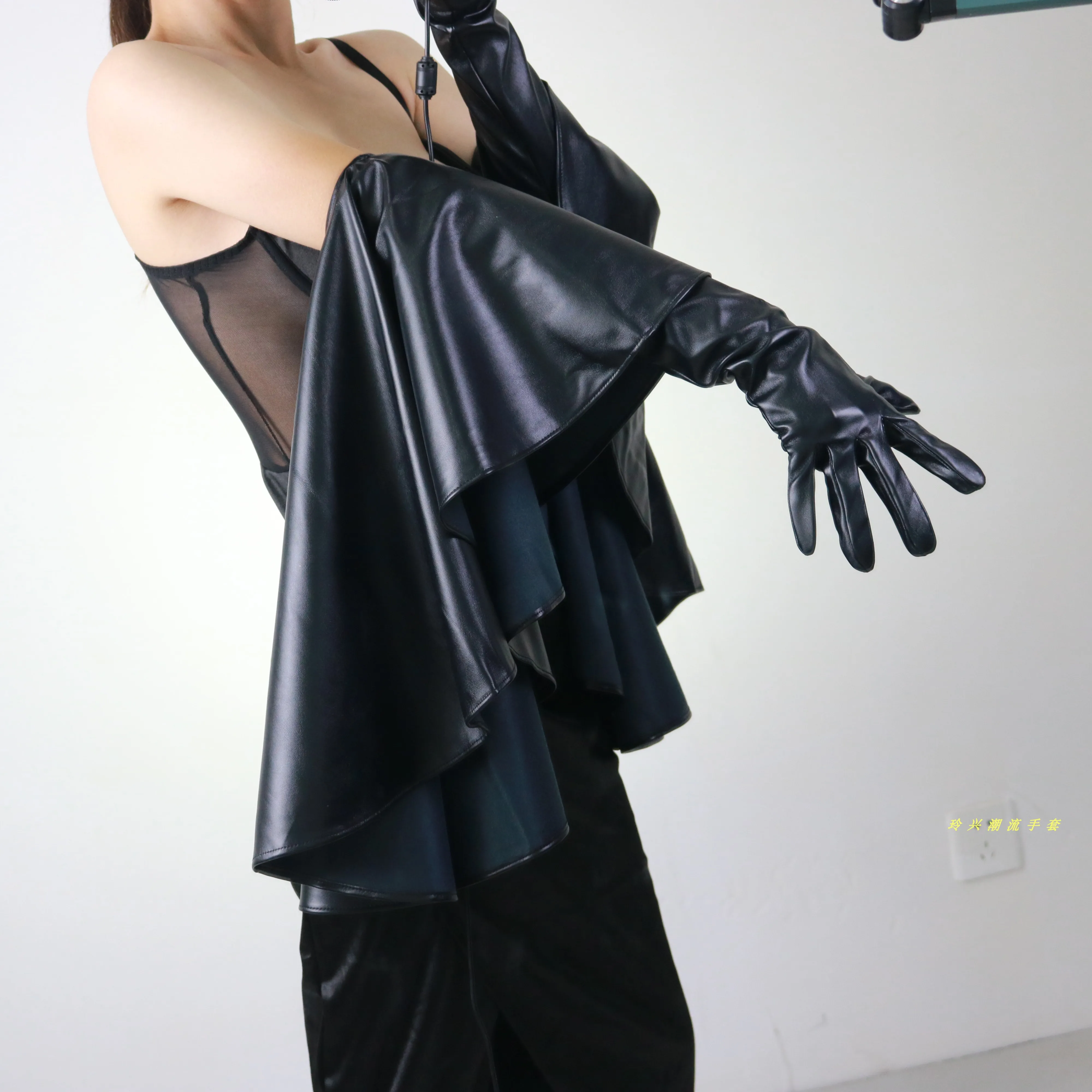 60 cm 24" LANGE RÜSCHENHANDSCHUHE Kunstleder Opera Schwarz Weiß Einzigartige Laufsteg-Accessoires Modische Accessoires Lange Ärmel Manschetten – Detail 26