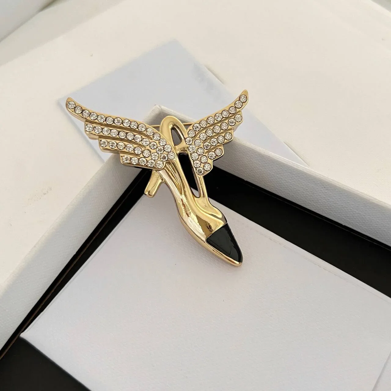 

New brooch Angel Wings high heel chest