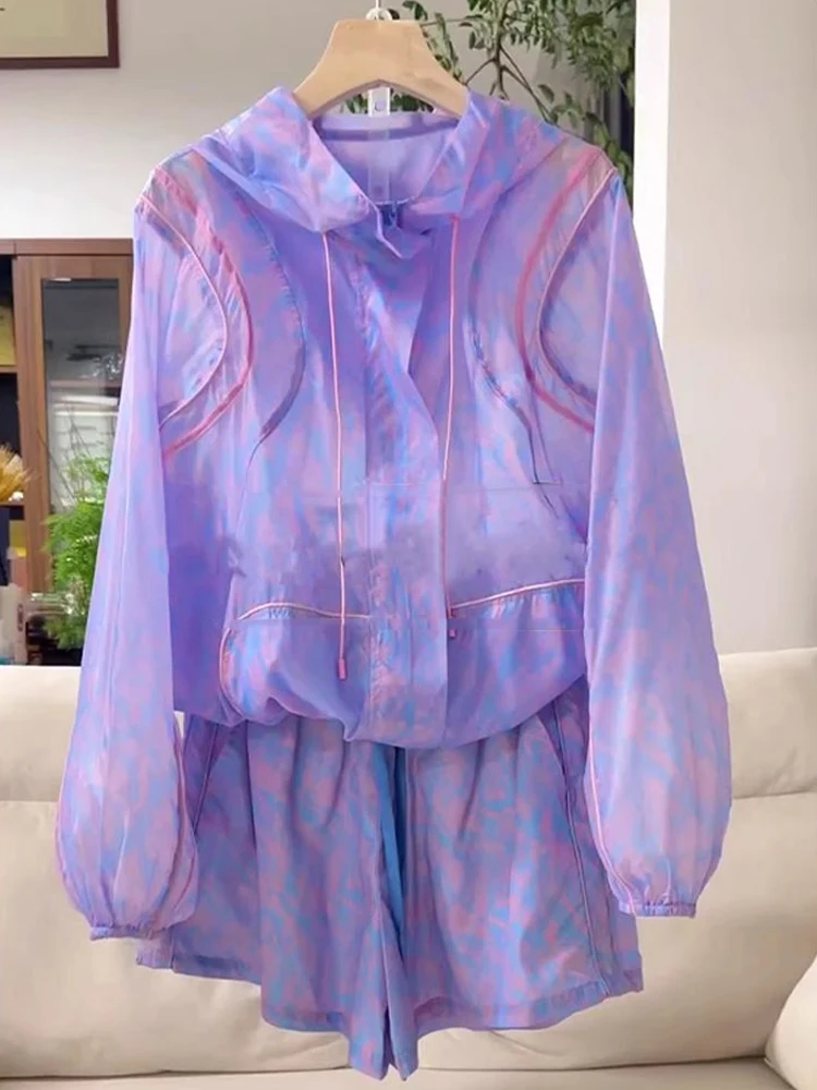 

Летний комплект женской одежды фиолетового цвета для защиты от солнца: шорты и лонгслив с капюшоном на молнии, комплект из двух предметов для невысоких женщин