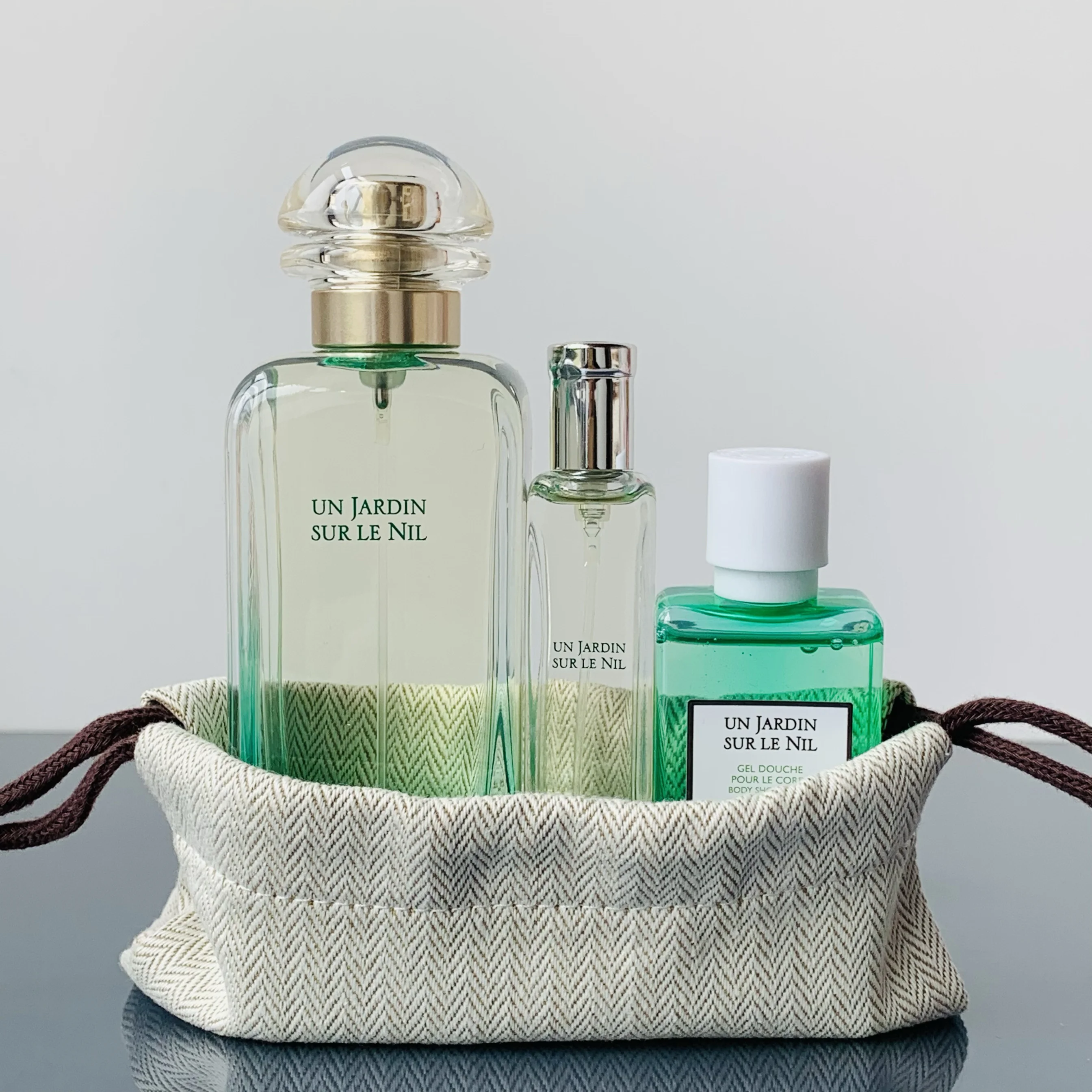 Un Jardin Sur Le Nil بخاخ تواليت أو دي للنساء 100 مل وجل استحمام 40 مل وخاخ تواليت أو دي 15 مل