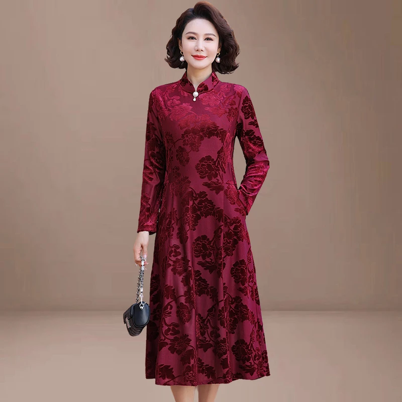 Abito lungo cheongsam in velluto dorato primaverile e autunnale Temperamento da donna Abiti da sera rossi sottili Abiti da madre in velluto