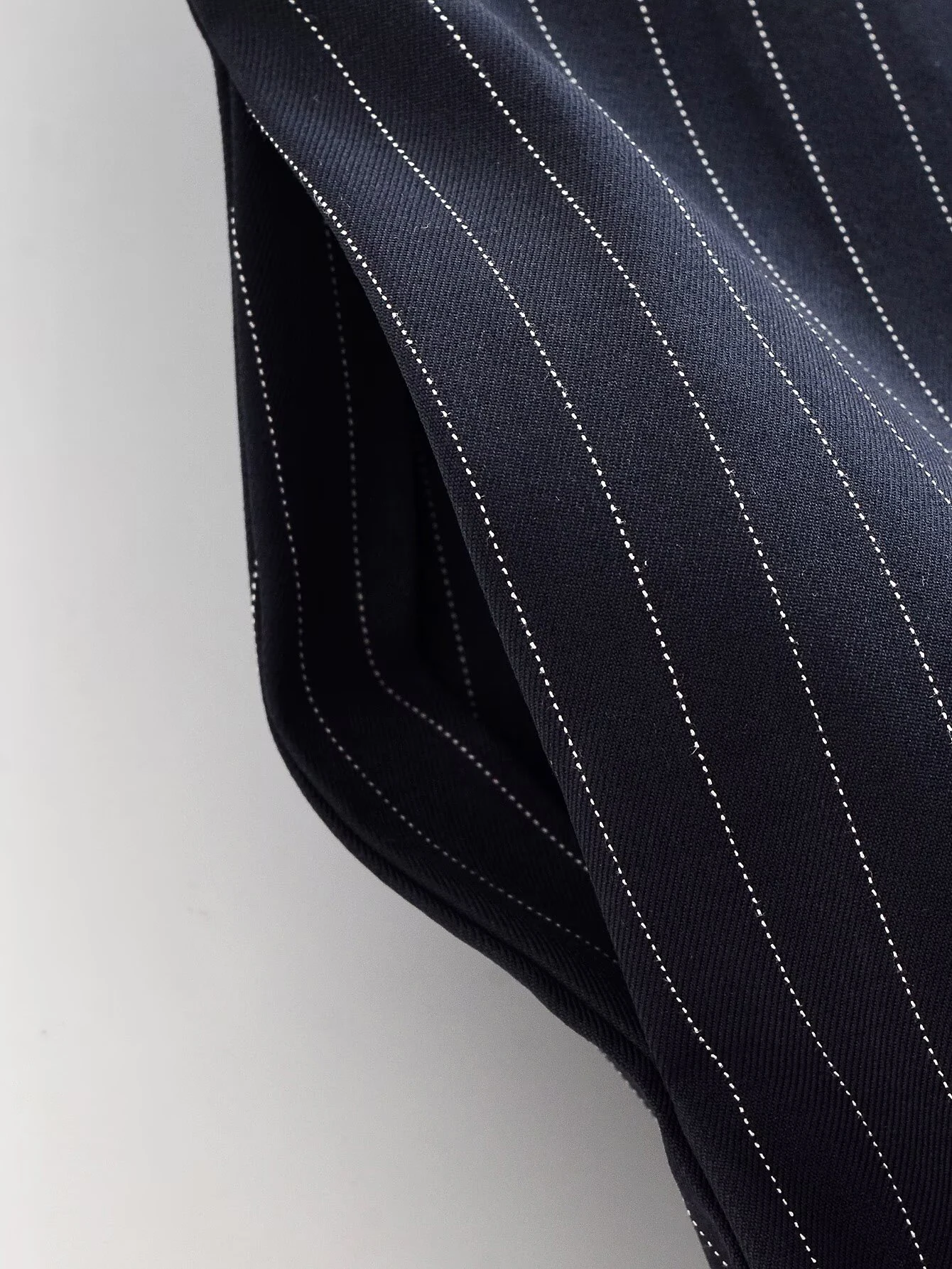 ملابس نسائية جديدة لخريف 2025 سراويل عصرية أوروبية وأمريكية غير رسمية بقصة ضيقة مخططة بأرجل واسعة