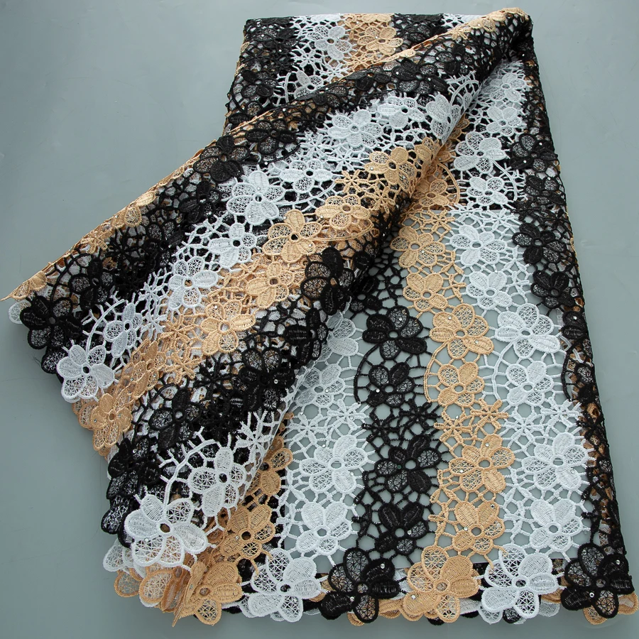Afrikanischer Guipure-Kordel-Spitzenstoff – Schwarz-Weiß-Gold-Blumenstickerei, elegante Spitze mit gewelltem Rand für Hochzeitskleider, Abend