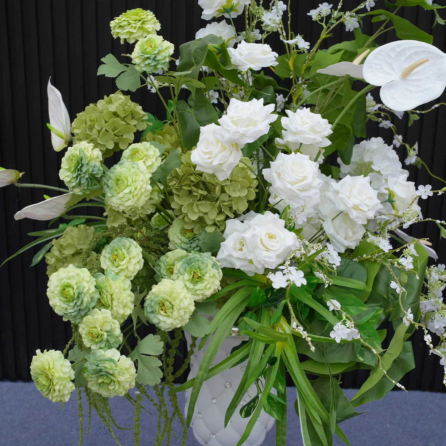 sfera-di-fiori-artificiali-verde-e-bianca-decorazione-per-matrimoni-centrotavola-decorazione-per-la-strada-sfera-floreale-composizione-floreale-con-fogliame-verde