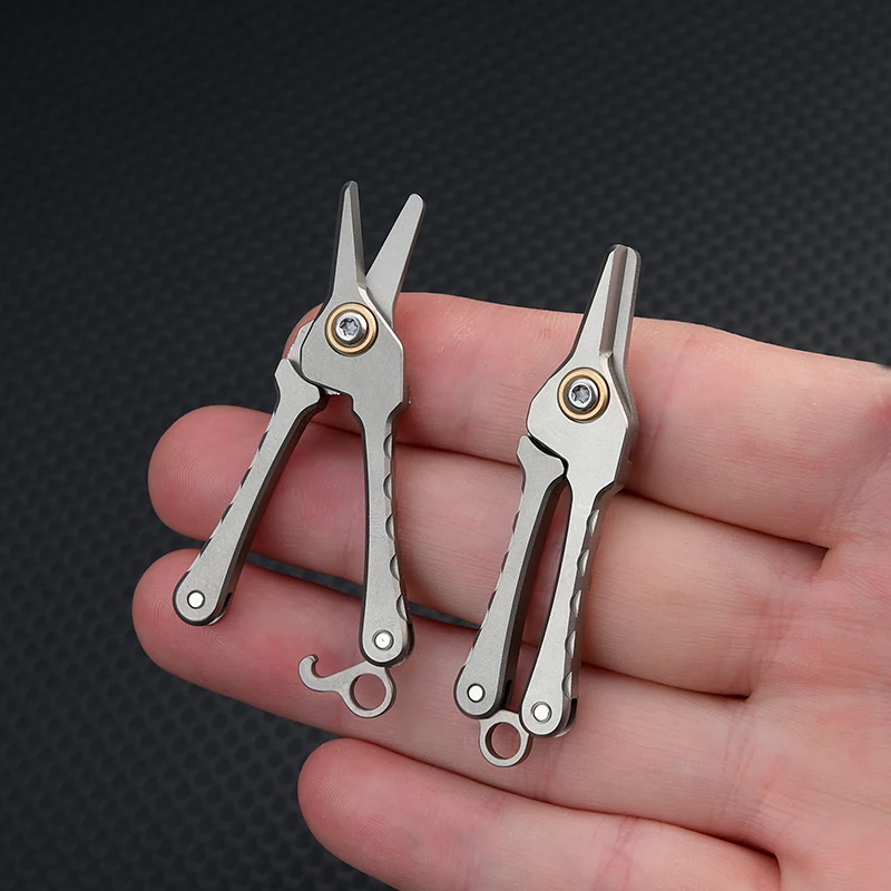 Titan-Legierung Mini-Klappschere Schlüsselanhänger, Tragbarer Taschen-Mini-Cutter für Angelschnur-Trimmung DIY Handwerk EDC Unboxing-Werkzeug – Detail 3