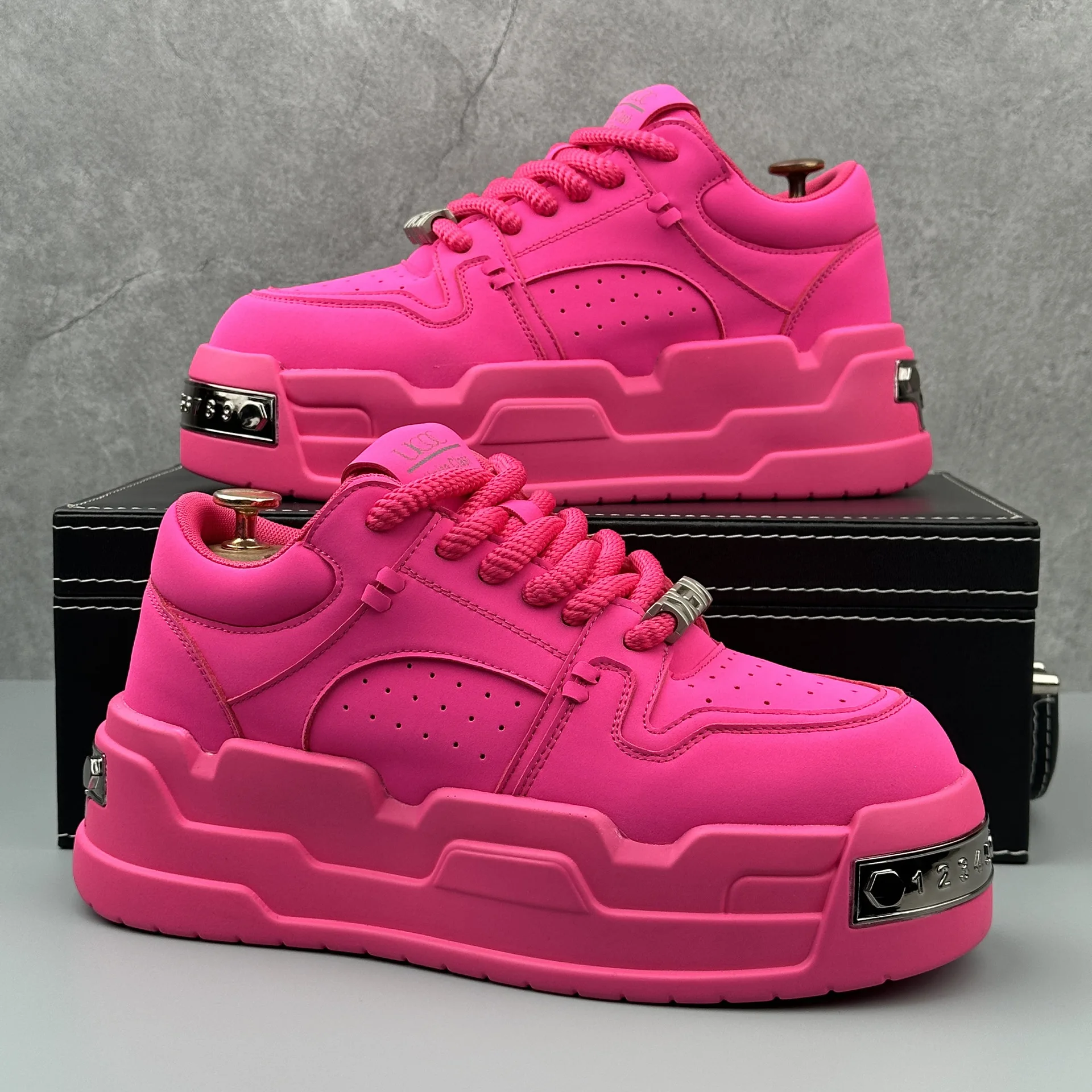 

Белые туфли на платформе оригинального дизайна, модные мужские универсальные туфли для спорта и отдыха, увеличивающие рост