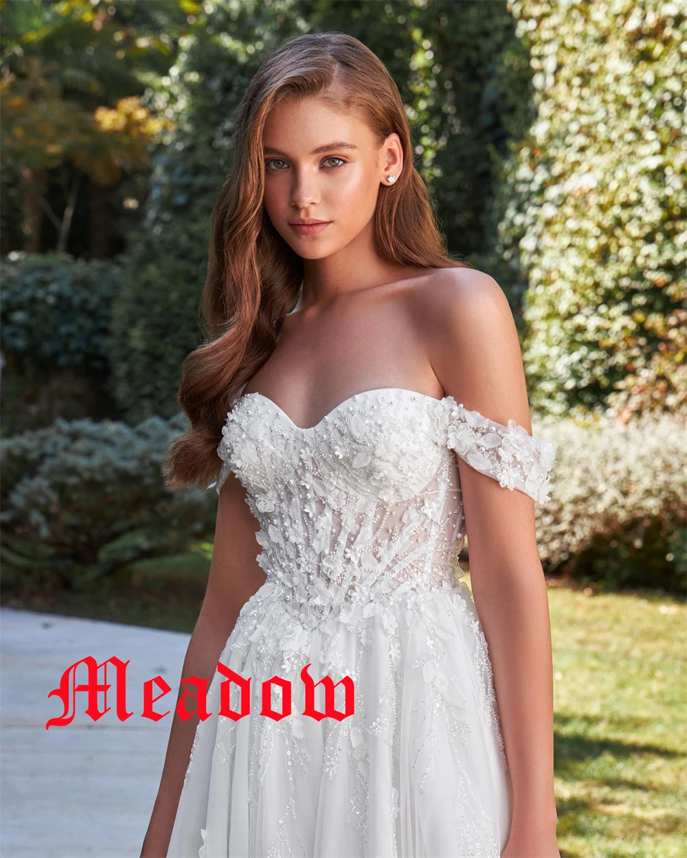 맞춤형 절묘한 흰색 Strapless 오프 어깨 짧은 소매 웨딩 드레스 우아한 채플 트레인 Backless Bridal 가운