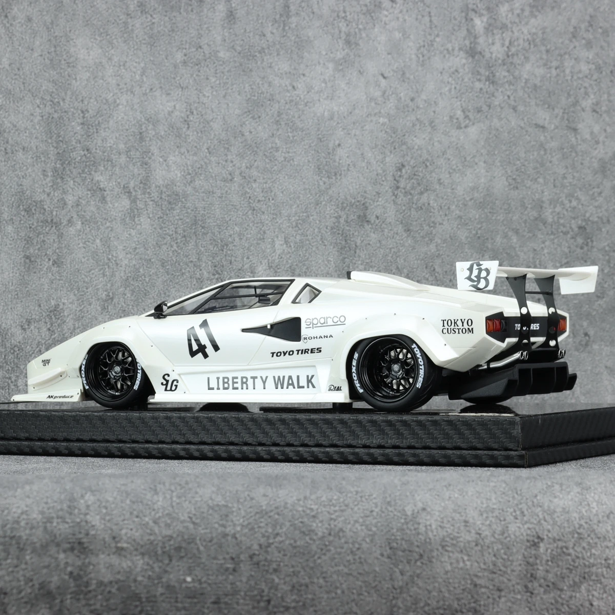 VIP Models 1:18 Countach LB White Simulation Limited Edition Resin Metal Static Car Model Toy Gift