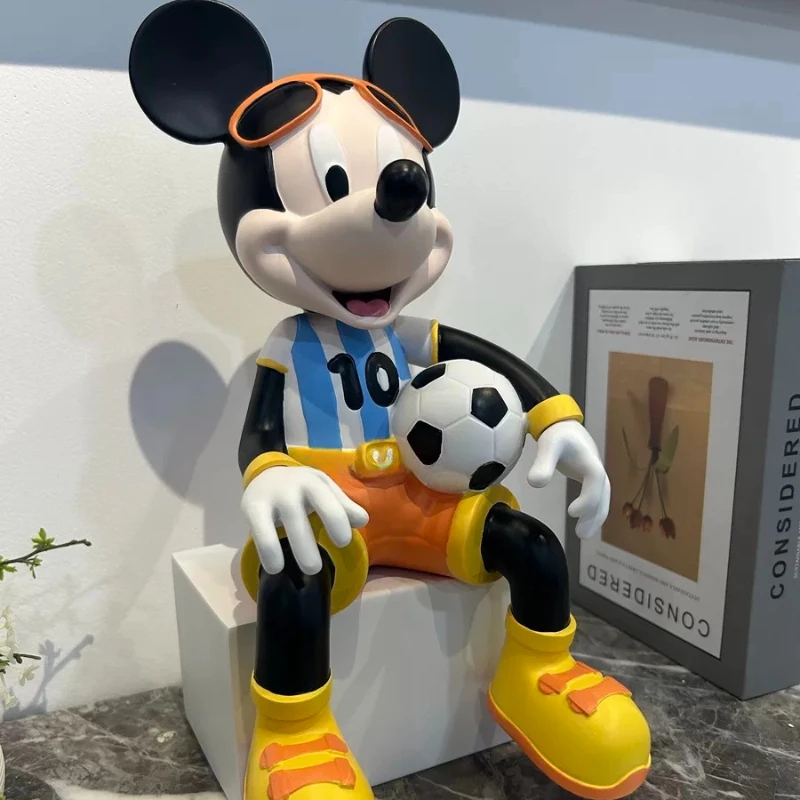 32cm Disney Fußball Mickey sitzen kreative Desktop-Ornamente High-End-Soft-Home-Wohnzimmer TV-Schrank Dekorationen nach Hause Geschenke