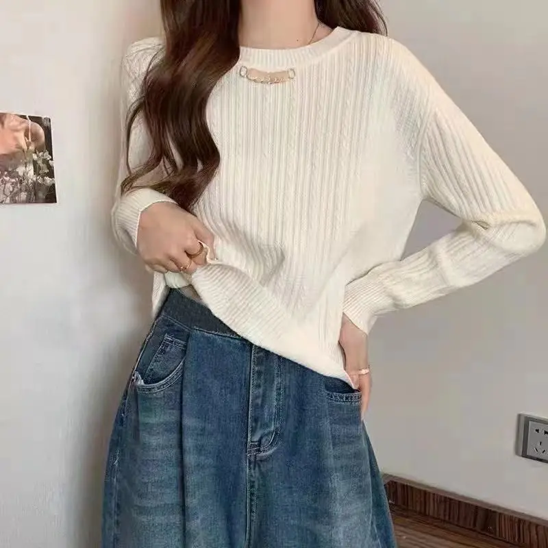 

Round neck knitted sweater for women in autumn and winter, new loose and stylish short style solid color sweater design sense