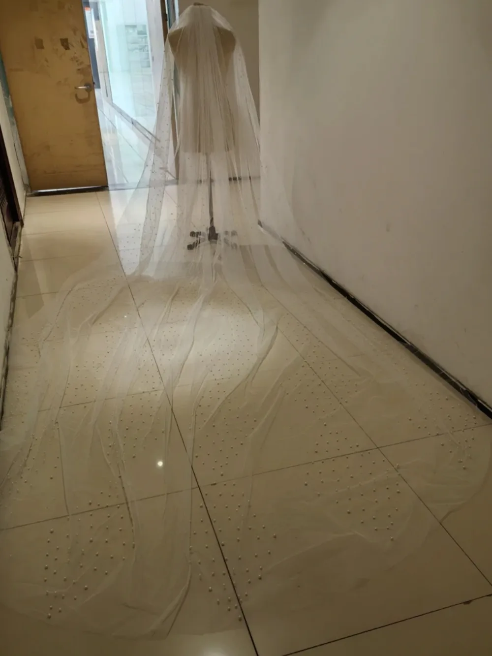 اللؤلؤ طرحة زفاف فاخرة طويلة كريستال مطرز حجاب الزفاف 1T حجاب حفلات الزفاف مع مشط 300*400 مخصص