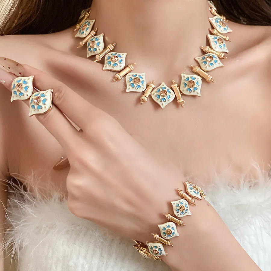 1 Pcs Mediaeval Rhombus Drippigng Oil Chokers Necklacces Retro Rhinestones Heart Stud Earrings Splicing Bracelet Jewelry Sets W