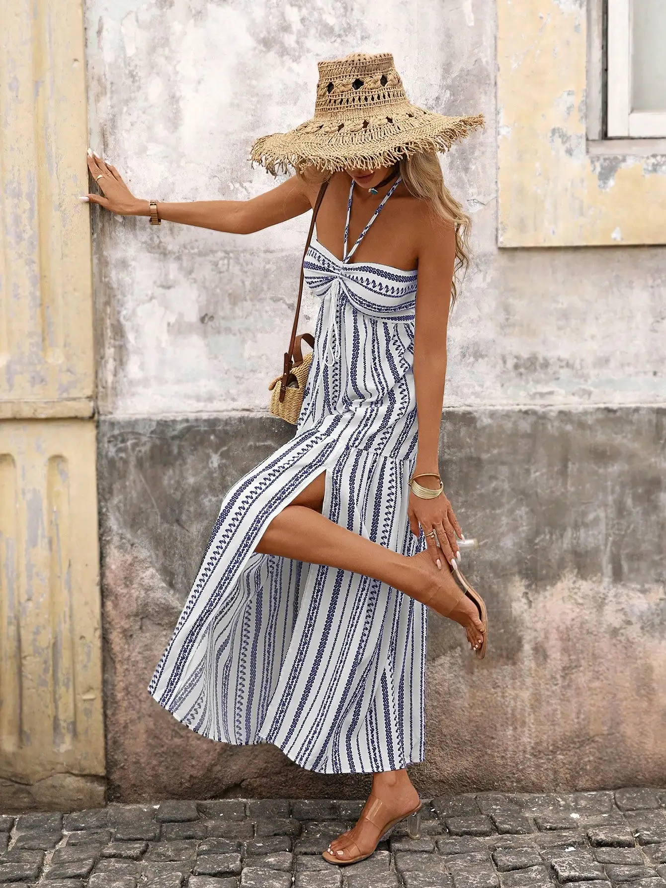 

Женское макси-платье в стиле бохо с полосками, воротником-халтер и боковым разрезом