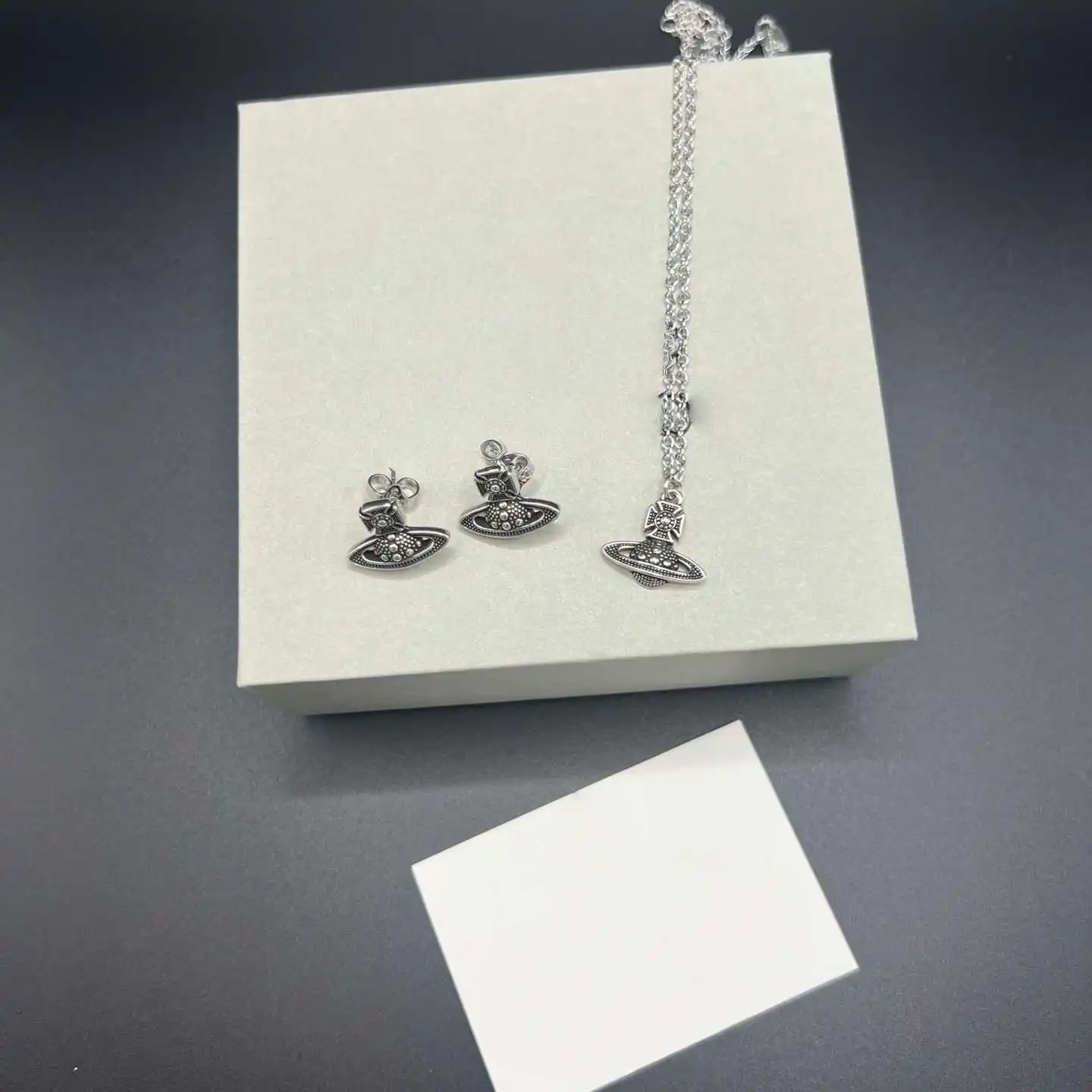 S925 فضة بريق زحل الشرير خمر قلادة قلادة ضوء مجوهرات السيدات الفاخرة الأنيقة