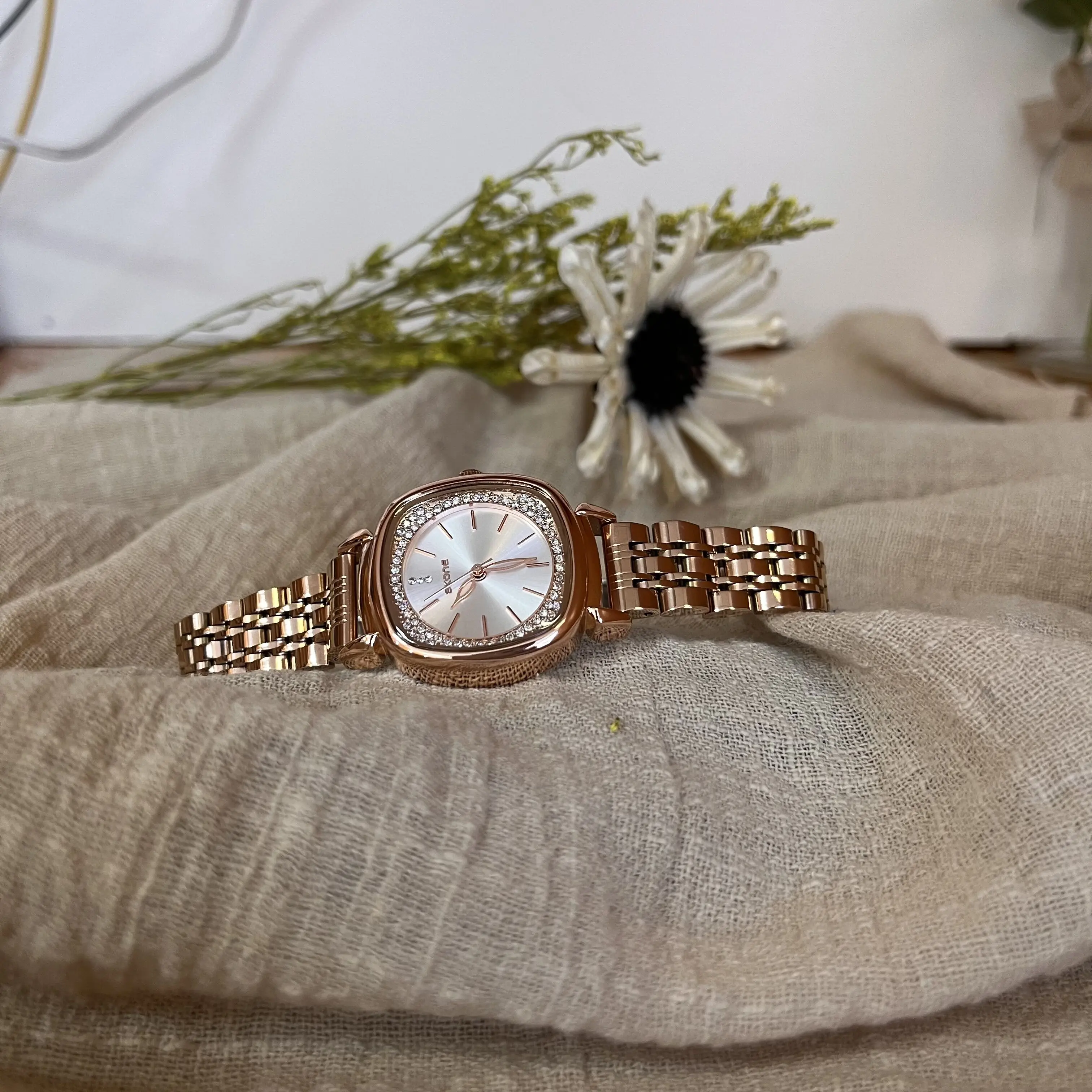 SKONE A niche luxury high-end design square watch with a retro steel strip for women, exuding a cool and cool temperament