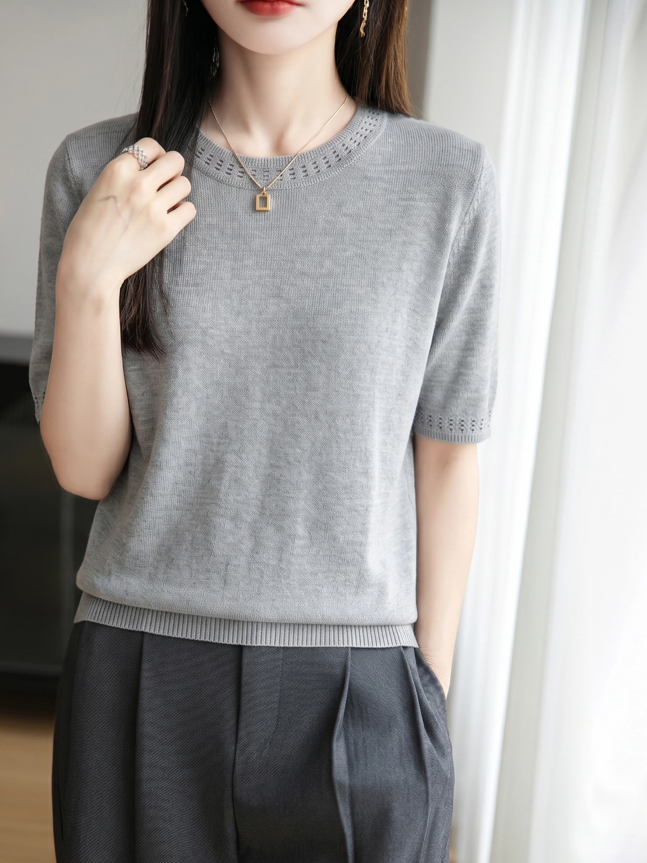 Camiseta de punto de seda helada de estilo francés, holgada, de manga corta, con diseño calado y cuello redondo para mujer, ideal para el verano, de tejido fino.