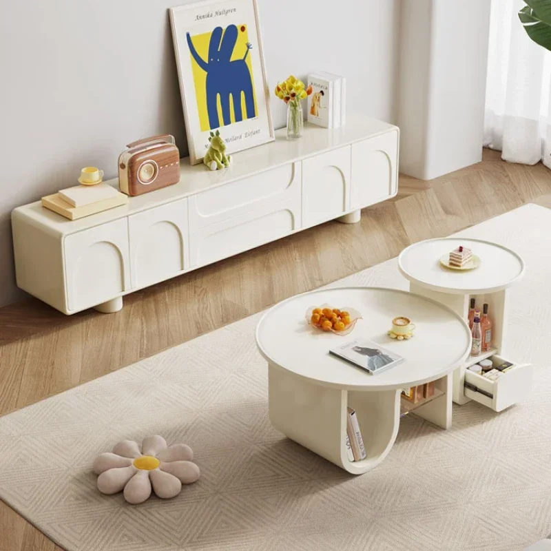 

Комбинация небольшой квартиры, дома, гостиной, дивана, приставной столик, простой современный низкий шкаф